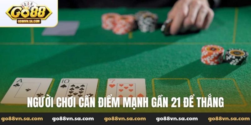 Người chơi sẽ nhận 2 lá bài úp
